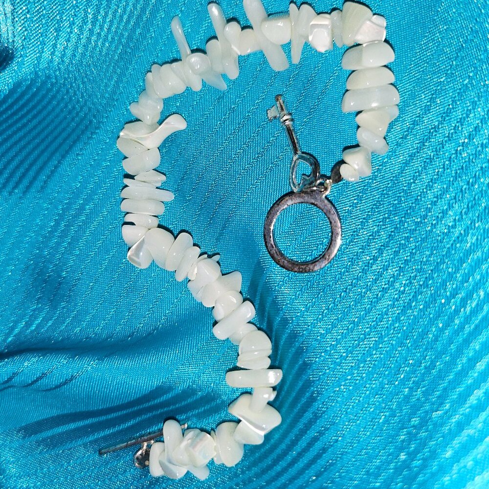 MOTHER OF PEARL CHIP TOGGLE CLASP BRACELET  WITH HEART KEY AND FRIENDSHIP CHARM - Picture 4 of 10